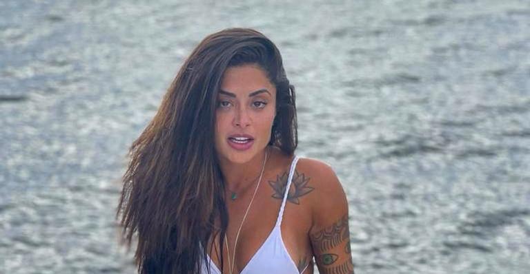 Aline Riscado exibe shape impecável em meio à natureza: ”Que manhã”