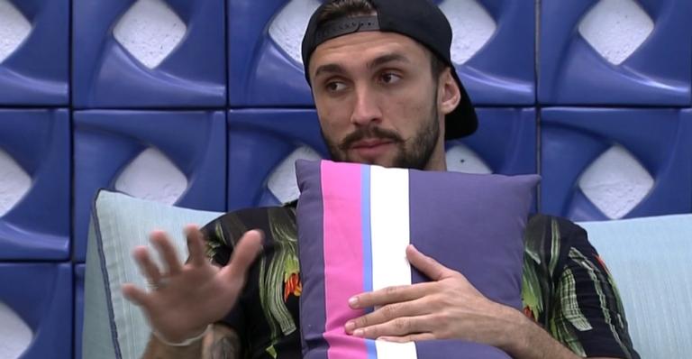BBB21: Arthur se irrita com apelido carinhoso de Carla e repreende: ”Não me chama de meu bem!”