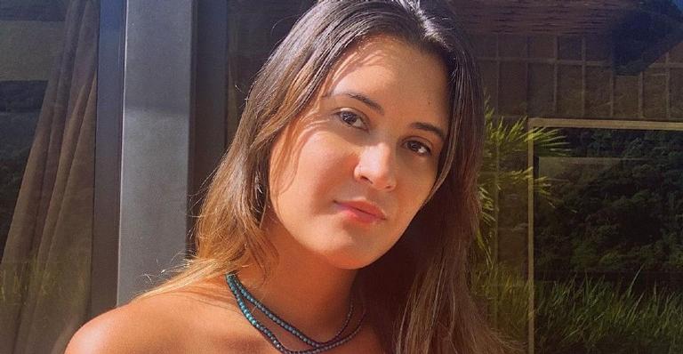 Bia Bonemer posa com make brilhante e brinca: ”Cheia de cores”