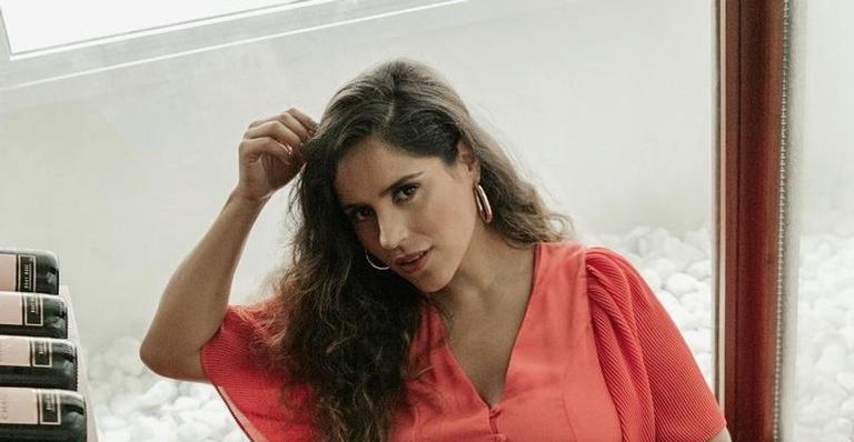 Camilla Camargo rouba a cena ao posar usando belíssimo vestido rosa: ”Em meio ao caos”