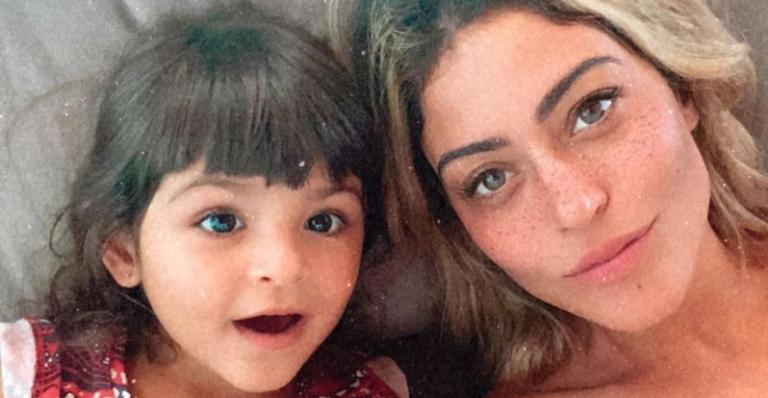 Carol Castro posa para clique divertido com a filha, Nina, e fãs se derretem