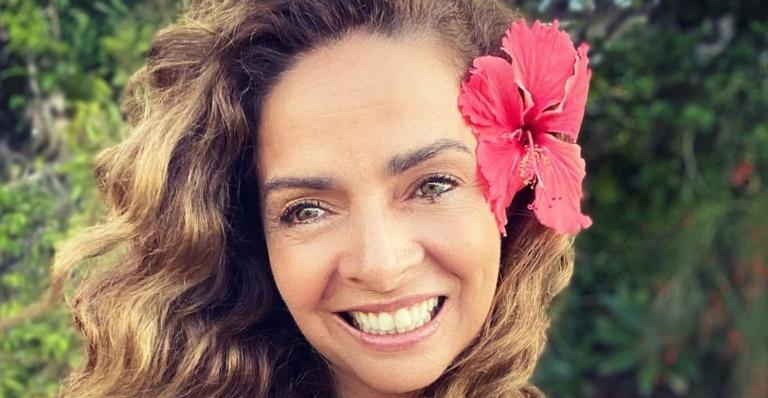 Aos 58 anos, Claudia Ohana posa com biquíni fio dental e para tudo com corpão: ”Uma menina de 15”