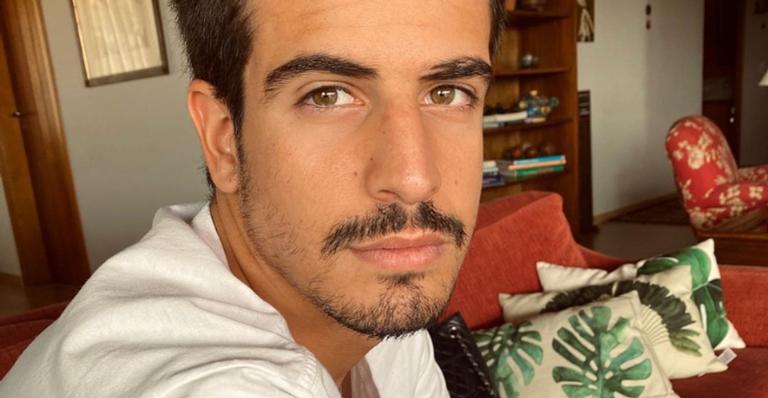 Enzo Celulari encanta seguidores ao surgir rodeado pelos cachorros: ”Em família”