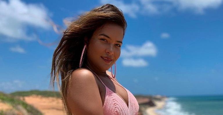 Em cenário paradisíaco, Geisy Arruda posa provocante com maiô cavado minúsculo: ”Zoom no máximo”