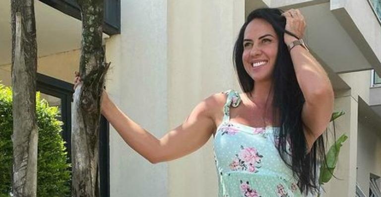 Graciele Lacerda posa com belíssimo vestido rosa: ”Colorir um pouco esses dias tão cinzentos!”