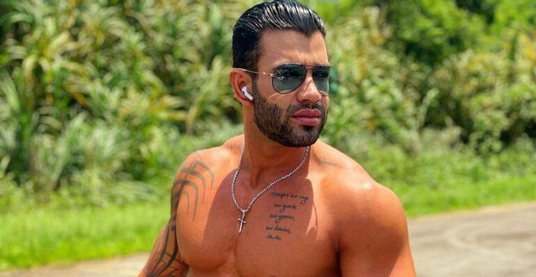 De sunga, Gusttavo Lima exibe corpo muito sarado e impressiona: ”O zoom foi automaticamente”