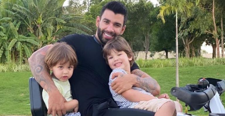 Em Angra, Gusttavo Lima posa com os filhos em barco de luxo durante viagem com Andressa Suita