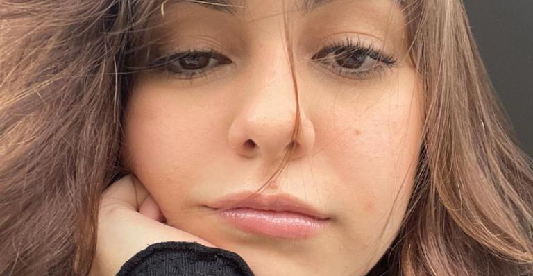 Klara Castanho faz brincadeira na web ao publicar cliques de dia alérgico