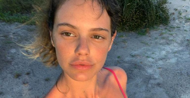 Laura Neiva publica sequência de fotos com ferramenta na mão e faz brincadeira
