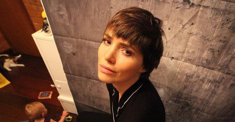 Leticia Colin aposta em poses conceituais ao posar para cliques arrasadores