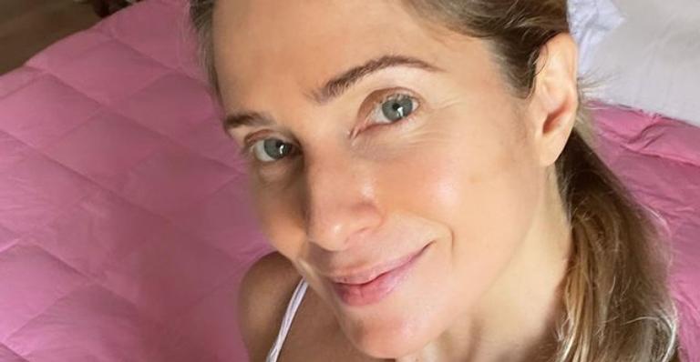 Ao relembrar caracterização especial, Letícia Spiller se compara com o pai: ”Fiquei parecida”