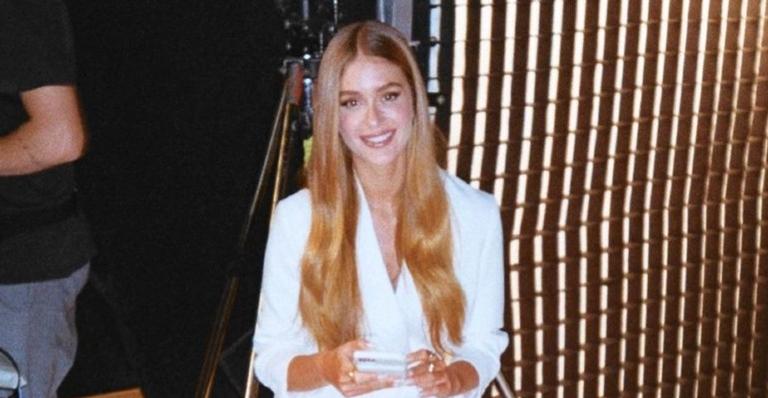 Marina Ruy Barbosa posa na janela com flores e web dispara: ”Brilha mais que qualquer luz”