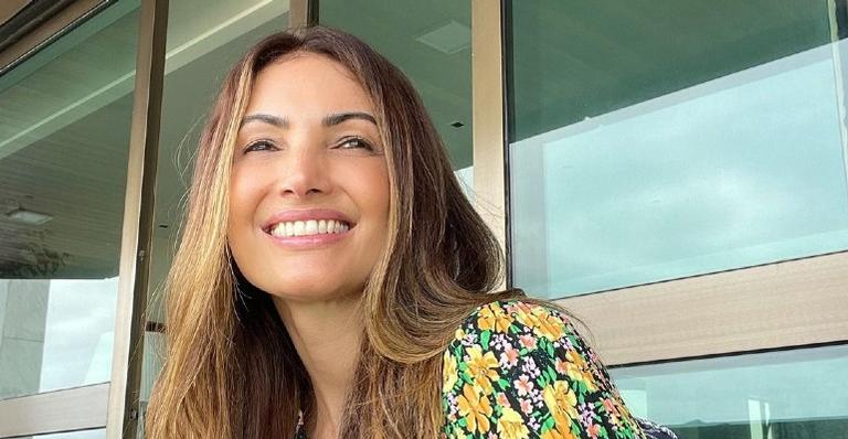 Patrícia Poeta mostra seu cachorro acompanhando seu treino em casa e brinca: ”Fiel escudeiro!”