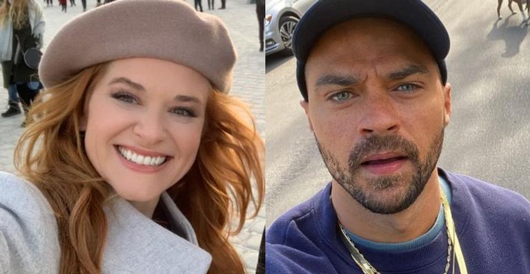No set de Grey’s Anatomy, Sarah Drew posa ao lado de Jesse Williams