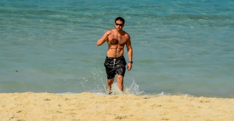Sérgio Marone exibe corpo sarado durante ida à praia no Rio