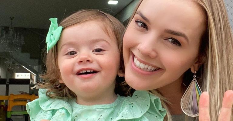 Thaeme Mariôto mostra Liz de maiô na beira da piscina e se derrete: ”É muito amor”