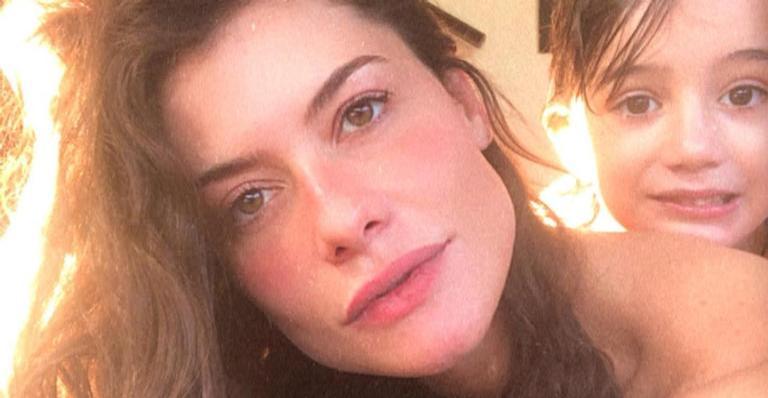 Alinne Moraes encanta eo postar clique do filho brincando com gatinho: ”Que amor!”
