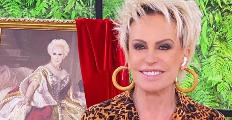 Ao posar nos bastidores de seu programa, Ana Maria Braga manda recado divertido: ”Coxinha é bom”