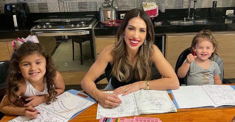 Bella Falconi flagra momento fofinho entre as filhas e se derrete: ”Minha vida todinha”
