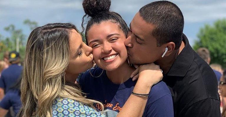 Carla Perez surge com a família nos bastidores do ‘Conversa com Bial’: ”Meus amores”