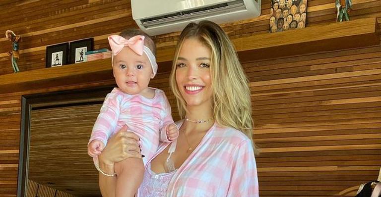 Carol Dias derrete corações ao posar com a filha: ”Carrapatinha da mamãe!”