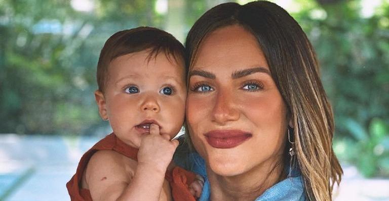 Giovanna Ewbank mostra Zyan se divertindo com cortina e brinca: ”Muito calminho meu bebê”