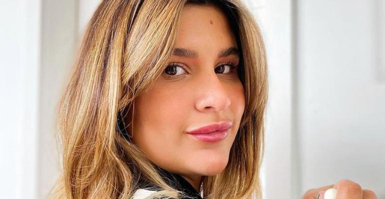 Giulia Costa surge toda sorridente na companhia dos seus cachorros e encanta