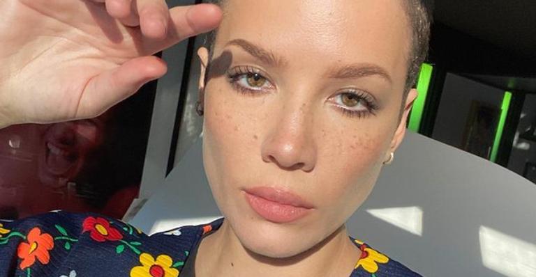 Halsey recebe carinho do namorado em barriguinha de gravidez e encanta web