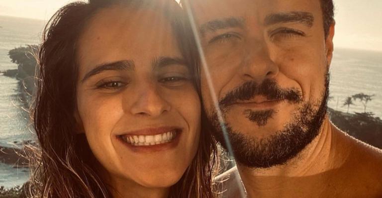 Joaquim Lopes surge abraçado com Marcella Fogaça e se declara: ”Meus abraços são só de vocês”