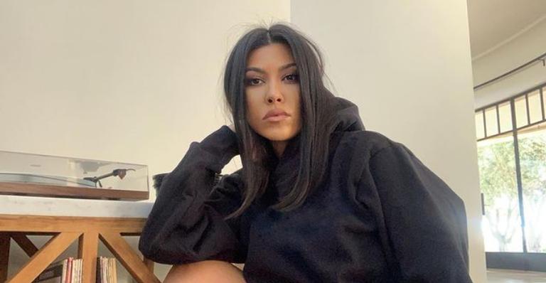 Kourtney Kardashian para tudo ao posar com look ousado