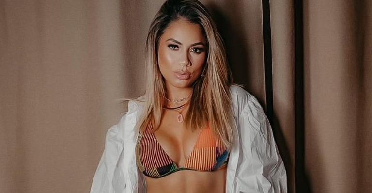 Lexa posa de vestidinho rosa na porta de casa e deixa os fãs babando