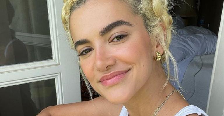 Manu Gavassi aposta em look estiloso e famosos elogiam: ”Serviu demais”