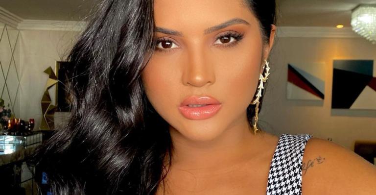 Mileide Mihaile posa com vestido de franjas prateadas e leva fãs à loucura: ”Patroa”