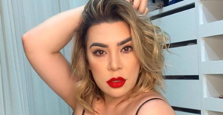 Naiara Azevedo surge em fotos com um peixe e brinca: ”Quantas curtidas essa pescadora merece?”