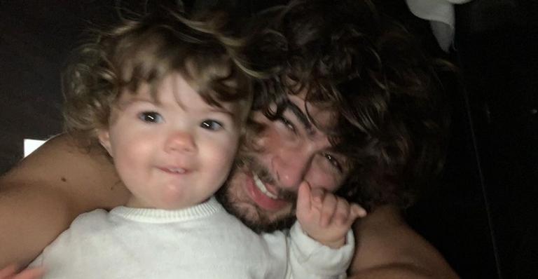 Rafa Vitti mostra Clara Maria se acabando de comer fruta: ”Já comeu tudo”