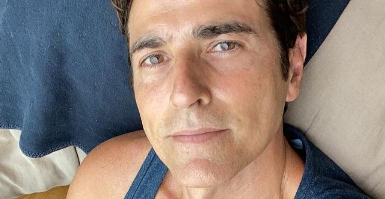 Reynaldo Gianecchini se derrete ao fotografar seus cachorrinhos de estimação: ”Papai ama”