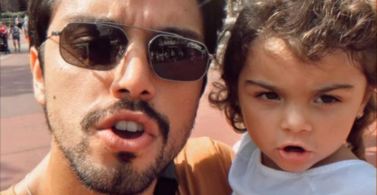 Rodrigo Simas se derrete pelos sobrinhos com clique divertido: ”Curioso ou guloso?”