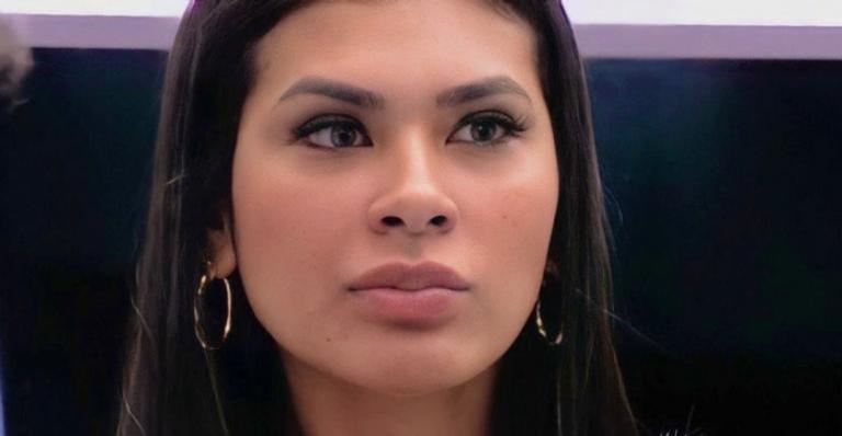 Sem sutiã, Pocah aparece de vestido decotado e chama atenção no BBB 21