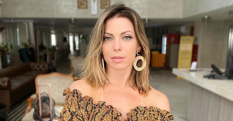 Sheila Mello posa abraçada com cachorrinhos e se derrete: ”Não dou conta de tanta fofura”
