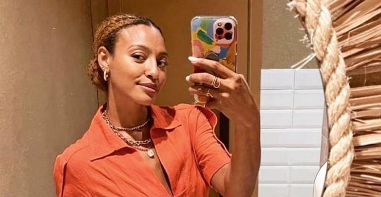 Sheron Menezzes esbanja beleza ao postar belo clique e fãs elogiam: ”Simplesmente maravilhosa”