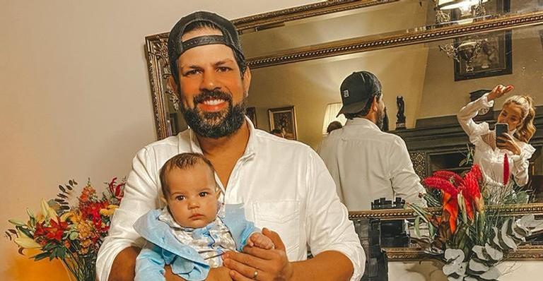 Sorocaba surge tocando violão com o filho, Theo, e explode o fofurômetro