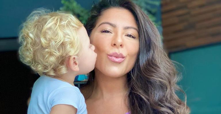 De biquíni, Andressa Ferreira surge na beira da piscina combinando look com Bento: “Lindos!”
