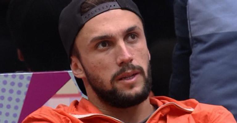 BBB21: Abalado, Arthur chora ao lembrar de Projota na festa