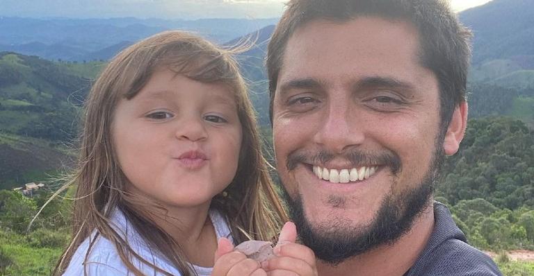 Bruno Gissoni mostra a filha brincando sozinha em cama elástica: ”Ela voa”