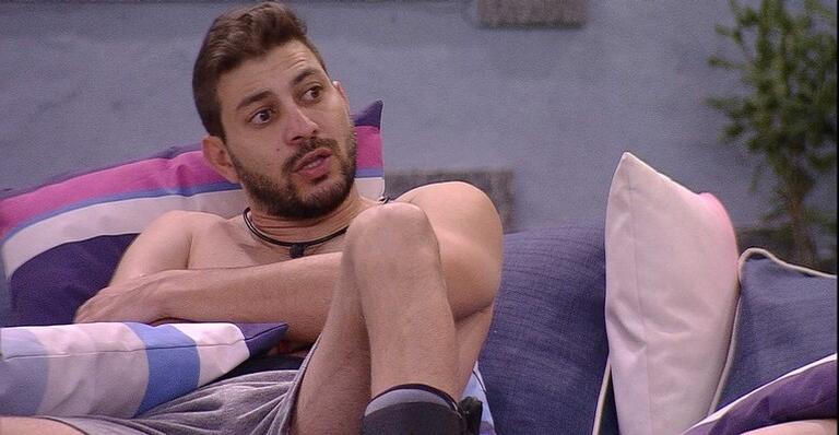 BBB21: Após discussão, Caio defende Arthur para Carla Diaz: ”Está muito magoado”