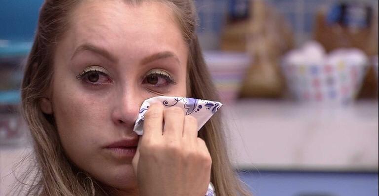 BBB21: Carla Diaz chora por causa de Arthur e brothers aconselham: ”Ele não tem nada para te dar”