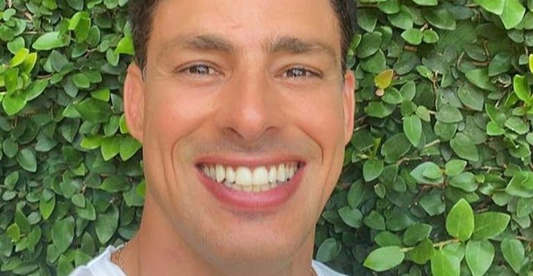 Cauã Reymond posa nos bastidores de filmagem noturna da novela ‘Um Lugar ao Sol’