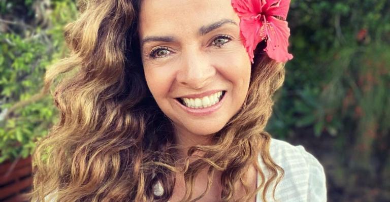 Em vídeo, Claudia Ohana faz homenagem carinhosa aos fãs: ”Me deixam palavras carinhosas”