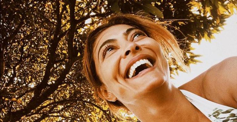 Juliana Paes arranca suspiros ao posar para belíssimo registro na praia