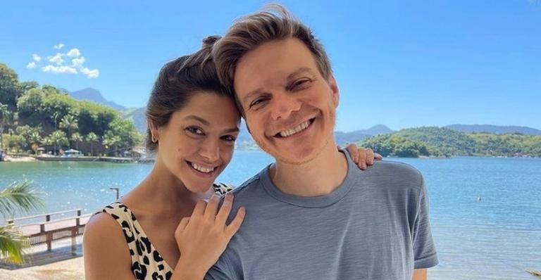 Michel Teló relembra registro romântico com Thais Fersoza e se declara: ”Minha gatinha”